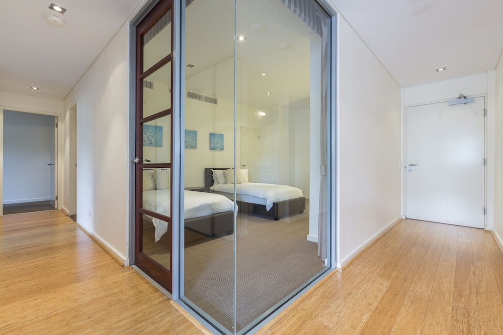 Gallery Suites 16/48