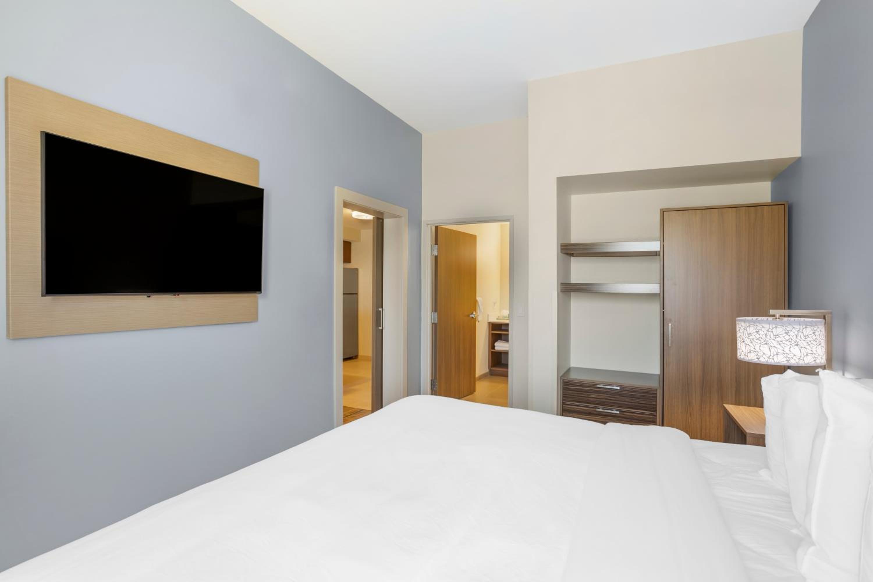 Efficiency, Suite, King Bed, Living Area, Accessible، MainStay Suites North Central York 3/6