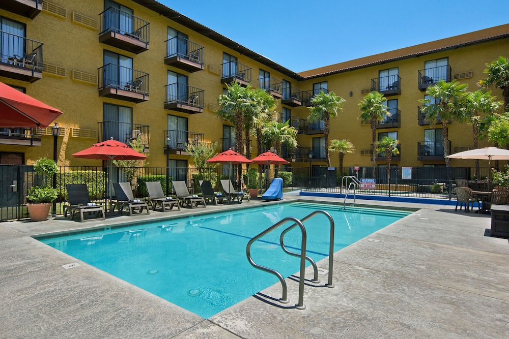 Oxnard Inn Lancaster, CA 54/59