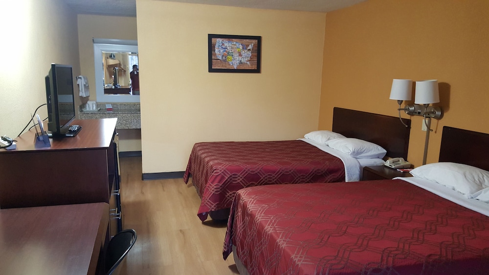 Econo Lodge Near Bluefield College 15/25