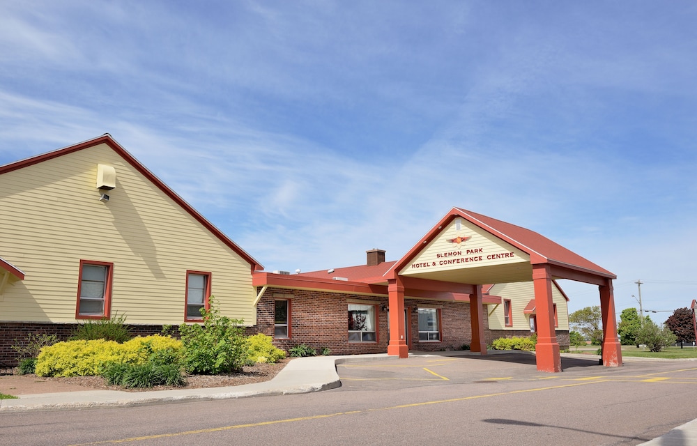 Slemon Park Hotel & Conference Centre 1/35