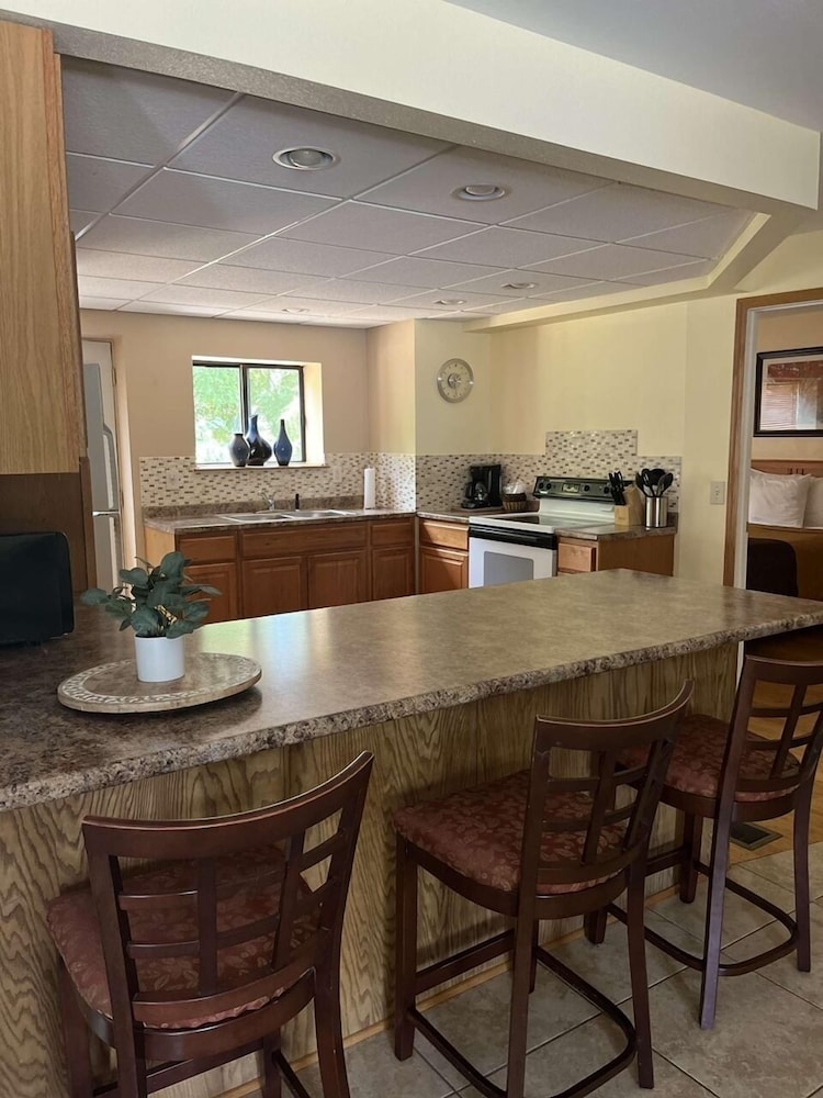 Amber s Inn & Suites 53/71