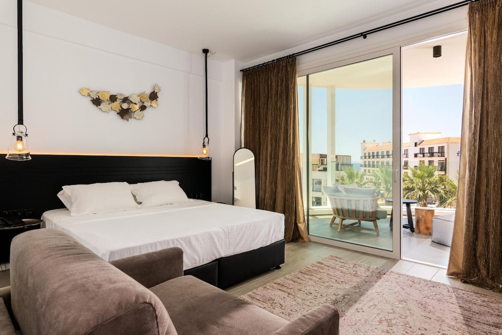 Abacus Suites 6/82