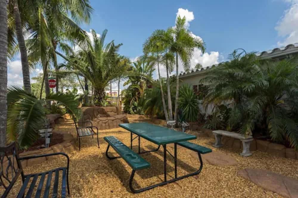 Green Seas Motel 40/50