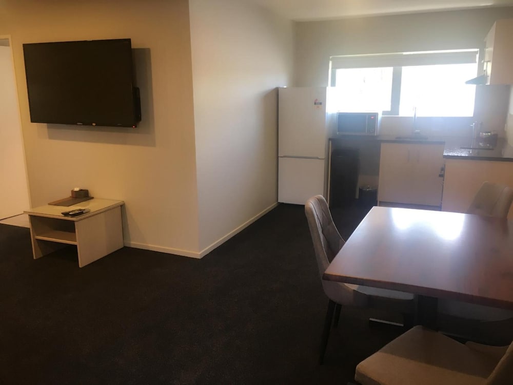 Ellerslie Palms Motel 54/68