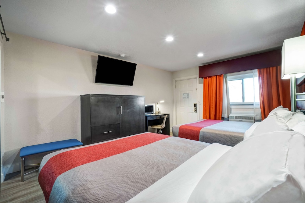 Motel6 Bellville, OH - Mid-Ohio 9/49