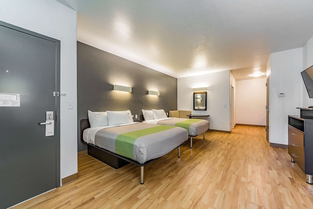 DELUXE, 2 QUEEN BEDS