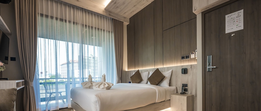 PREMIER, QUEEN BED