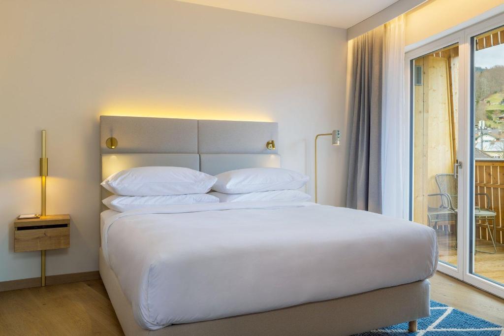 1 Bedroom, Caro, Suite, King Bed, Mountain View, Balcony, Corner