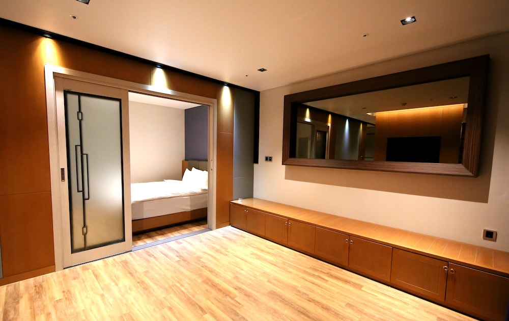 Sea Cruise Hotel 2/64