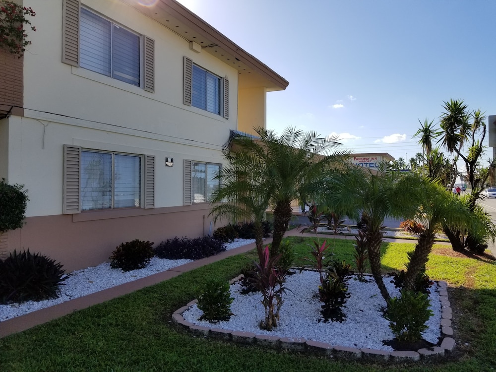 Parkway Inn Airport Motel 1/56