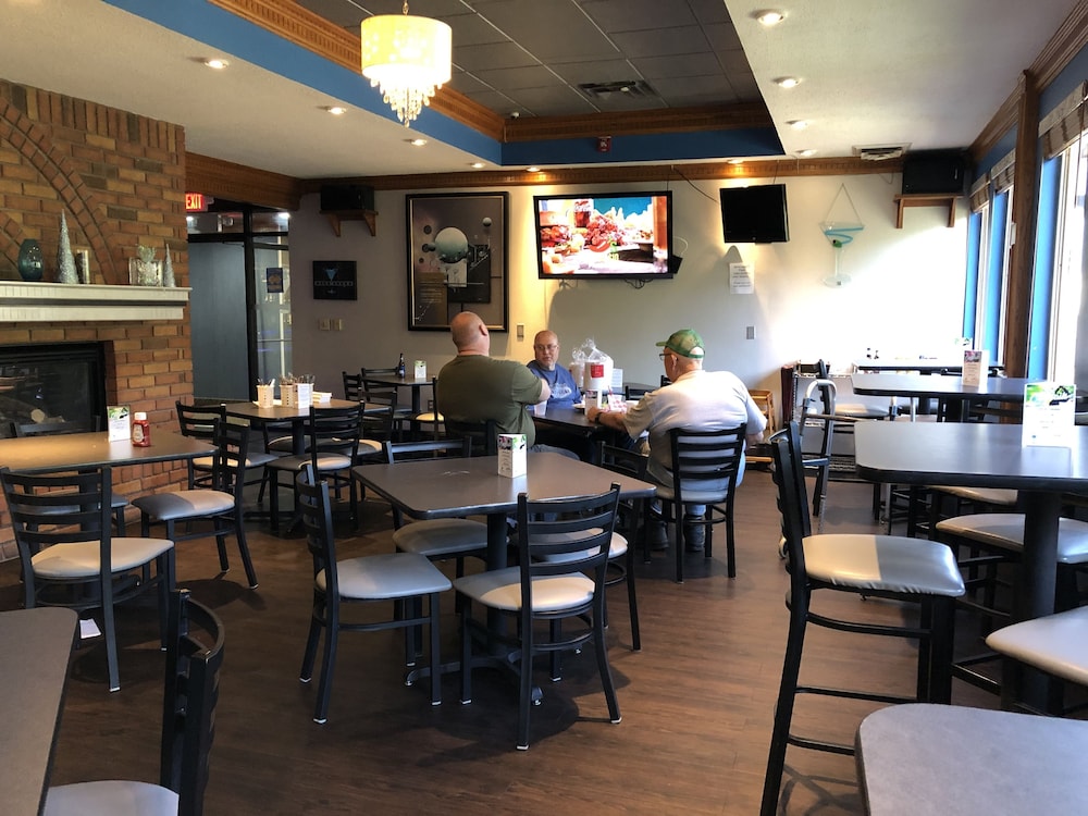 Ramada by Wyndham Saginaw Hotel and Suites 21/28