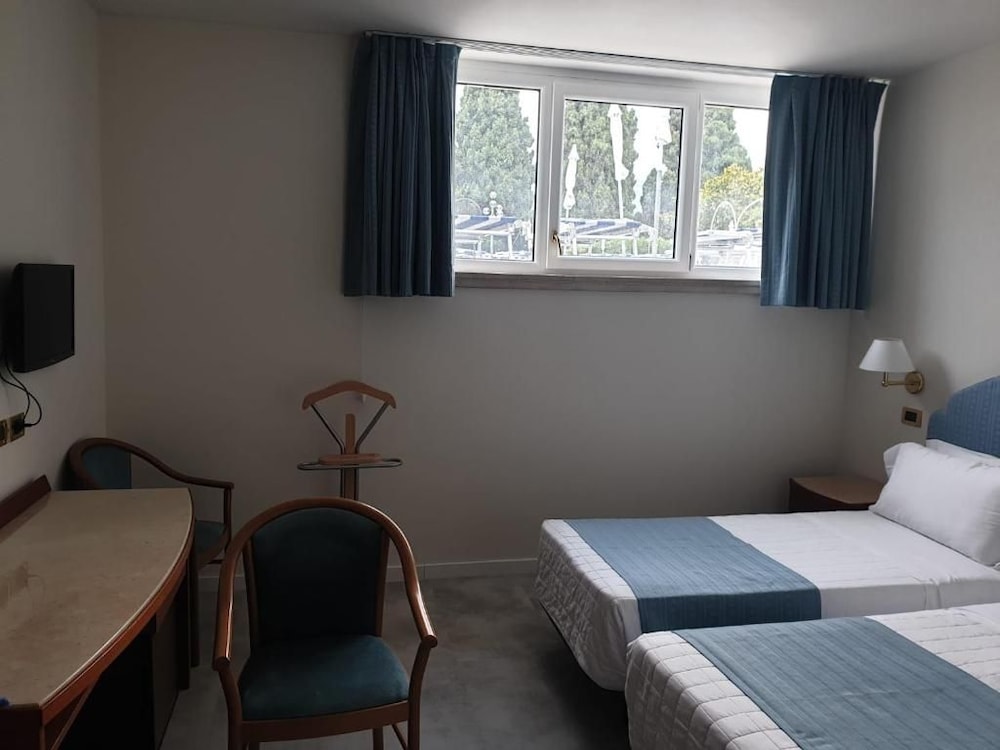 Hotel Excelsior Bay 12/50
