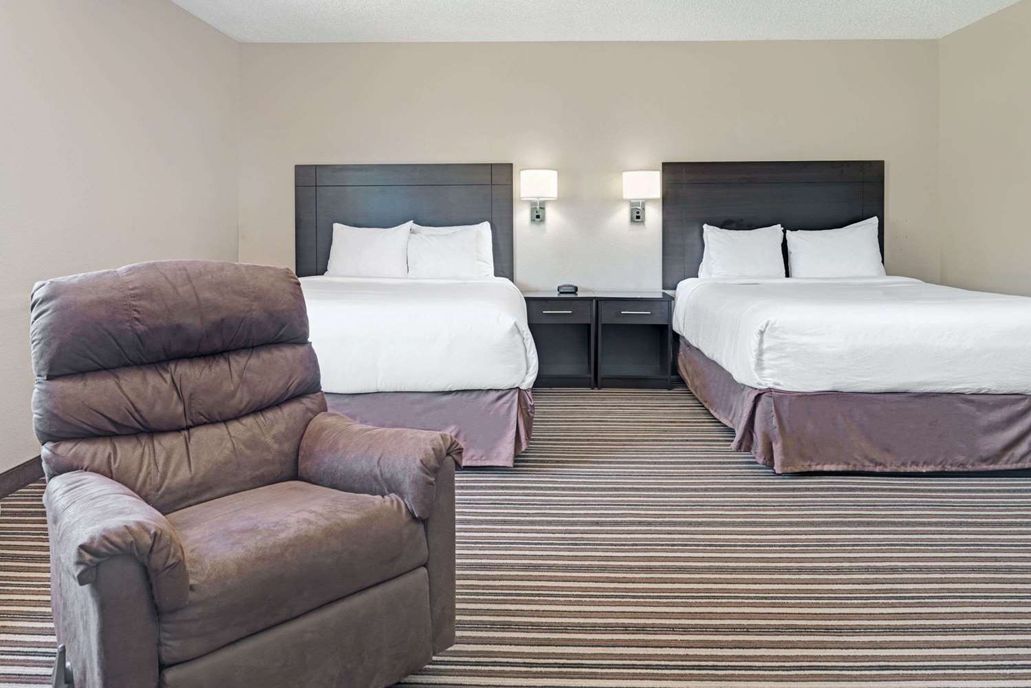Super 8 by Wyndham Omaha I-80 West 15/23