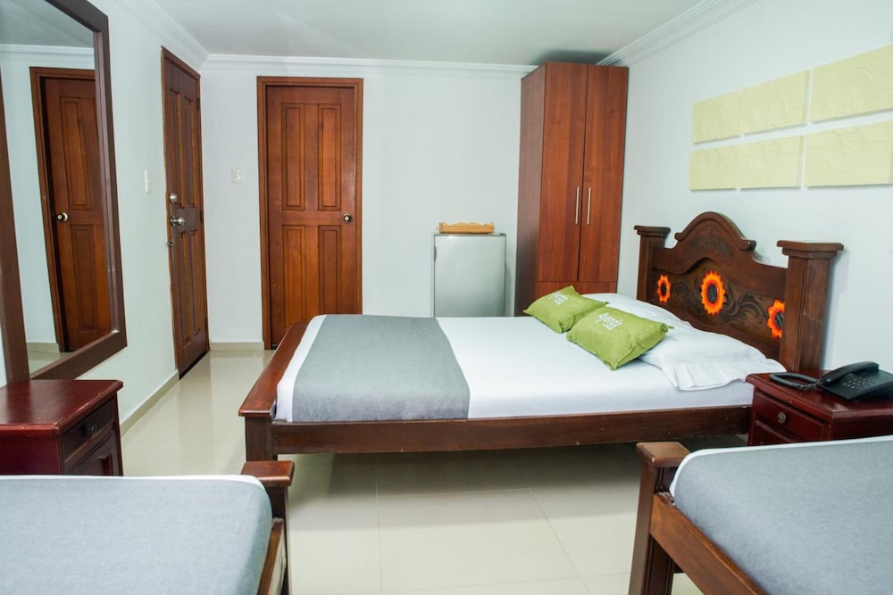 ROOM, QUADRUPLE