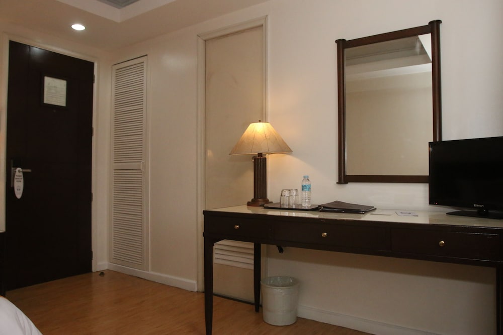 Harbor Town Hotel 50/50