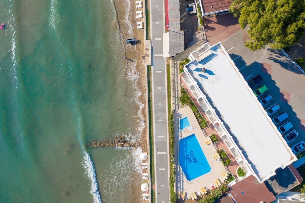 SIDE BEACH CLUB 32/33