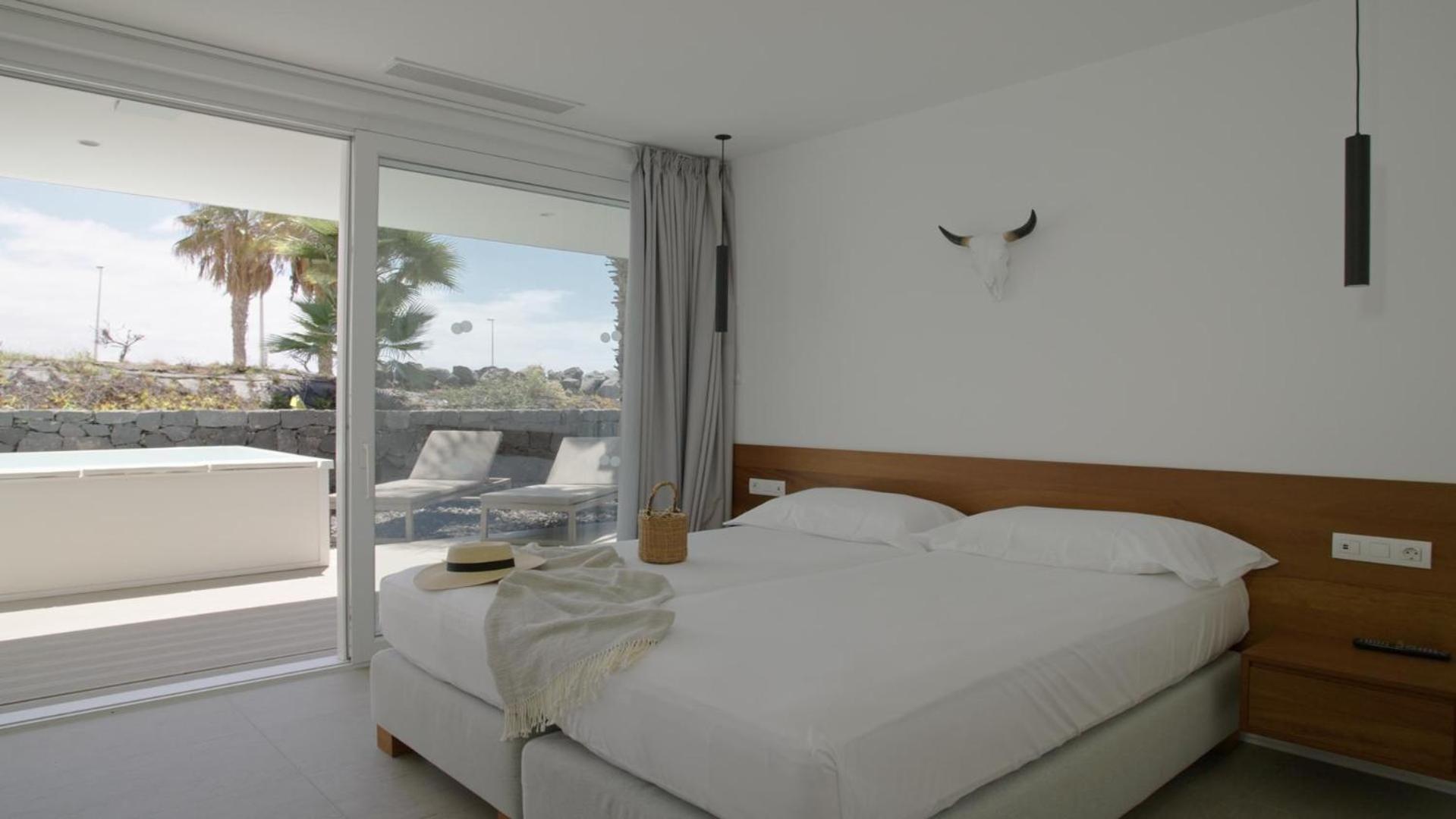 Serenity, 2 Bedrooms, Lago, Suite, 2 King Beds, Sea View, Hot Tub