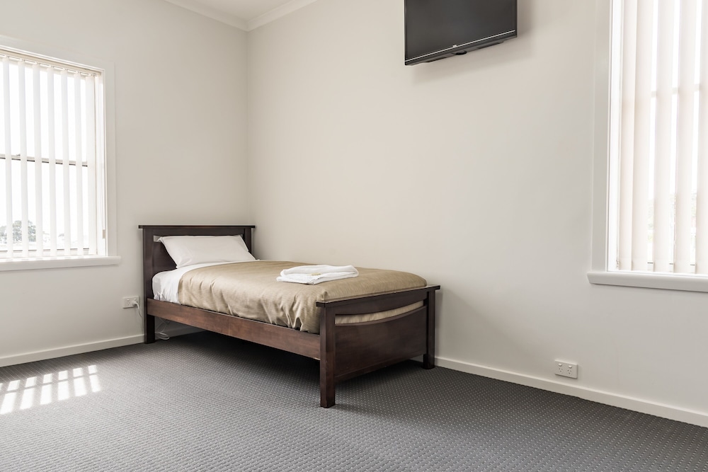 SOMERSET HOTEL 14/39