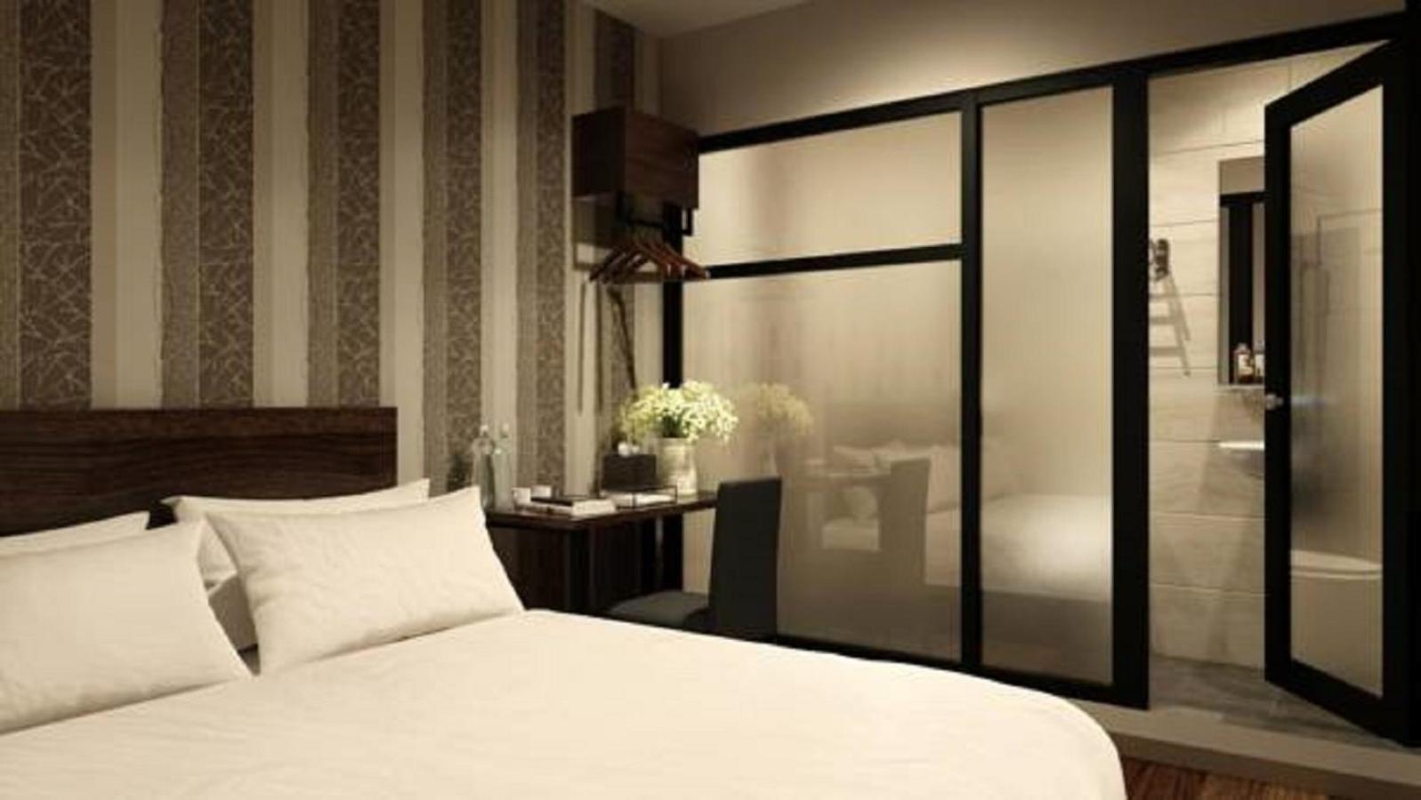 Room, King Bed, No Window