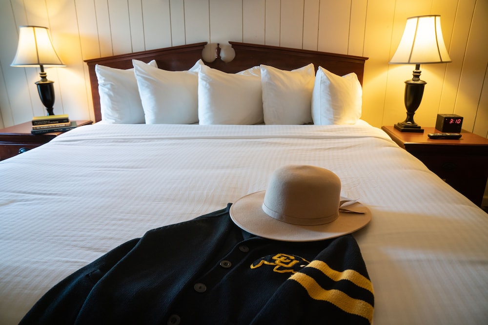 Standard, Queen Bed