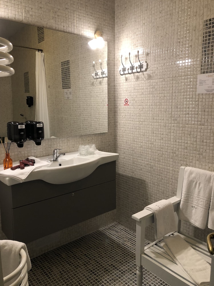 Ambra Boutique Hotel And Bistro 66/68