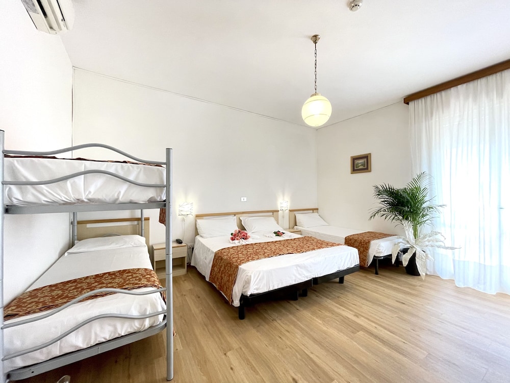 HOTEL TROVATORE 12/48