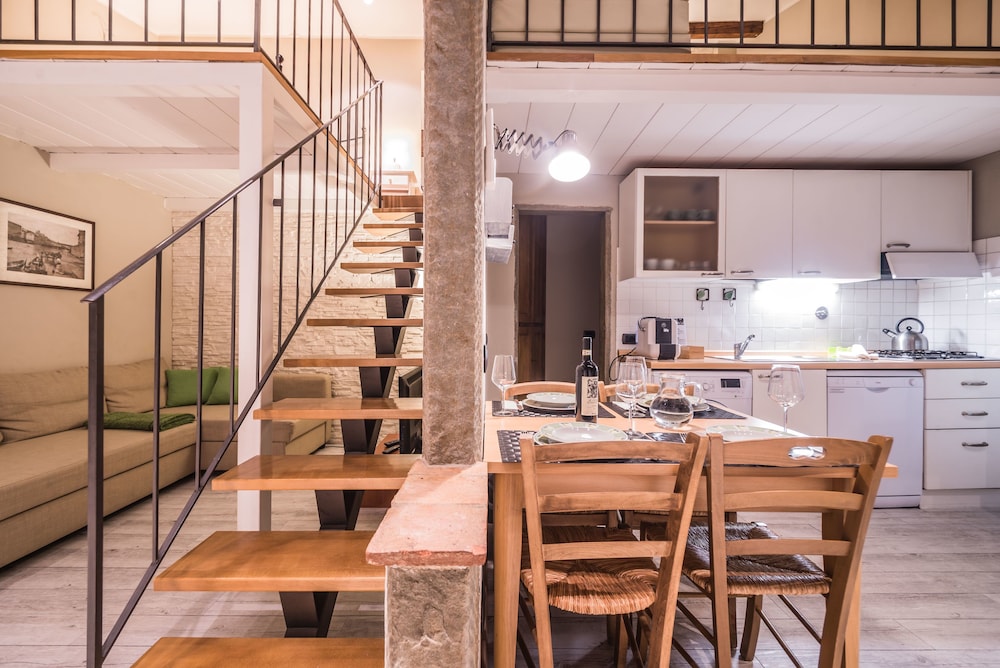 A Few Steps to The Duomo Upscale 2BD Apt 18/24