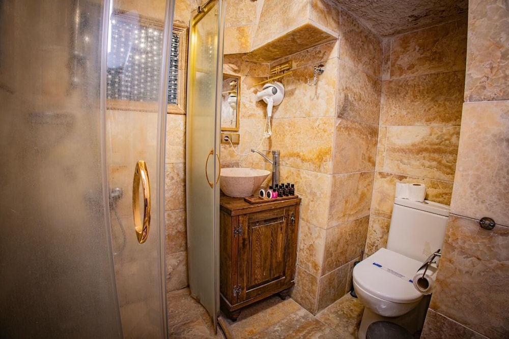 Royal Cave Hotel 55/58