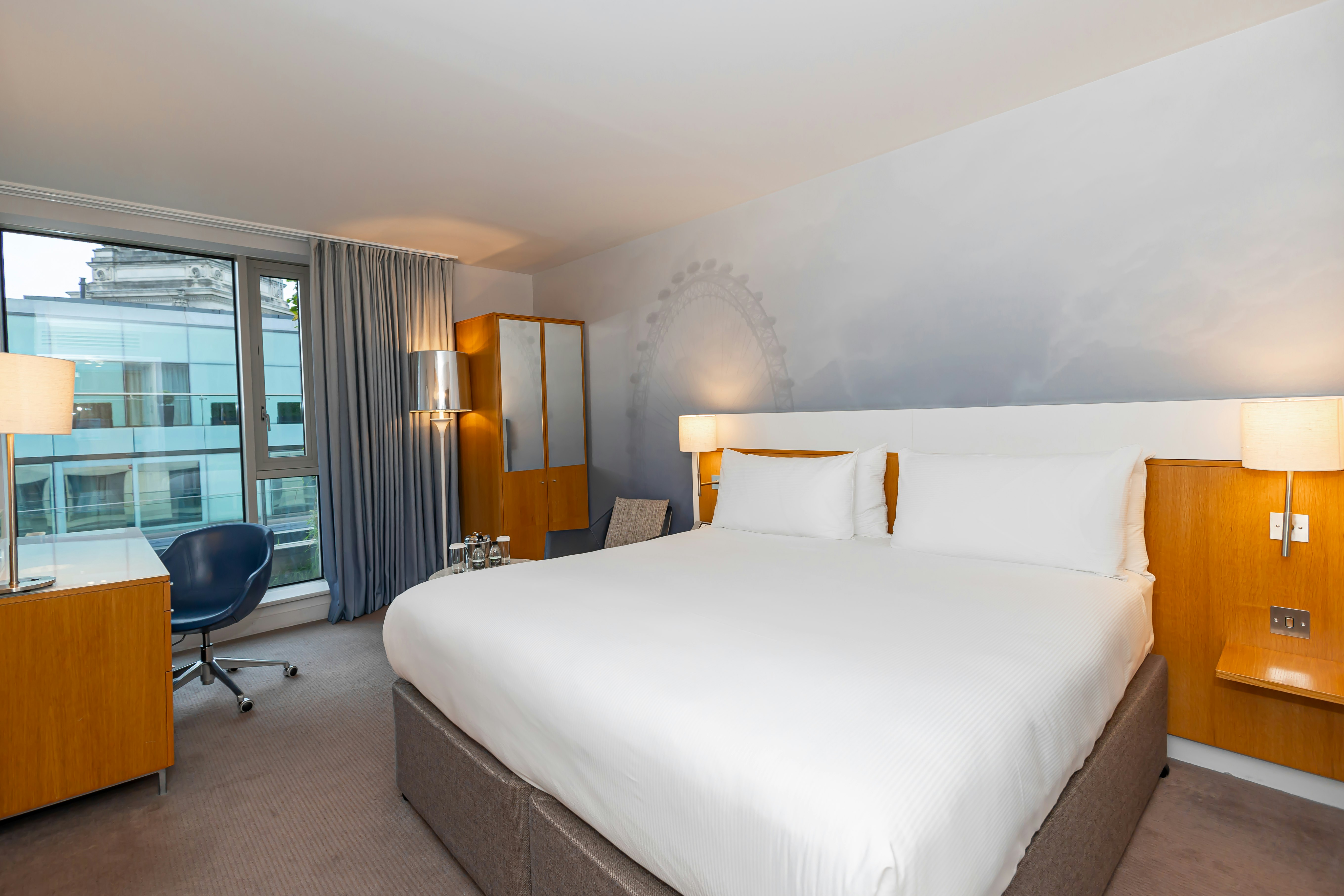 DELUXE, KING BED