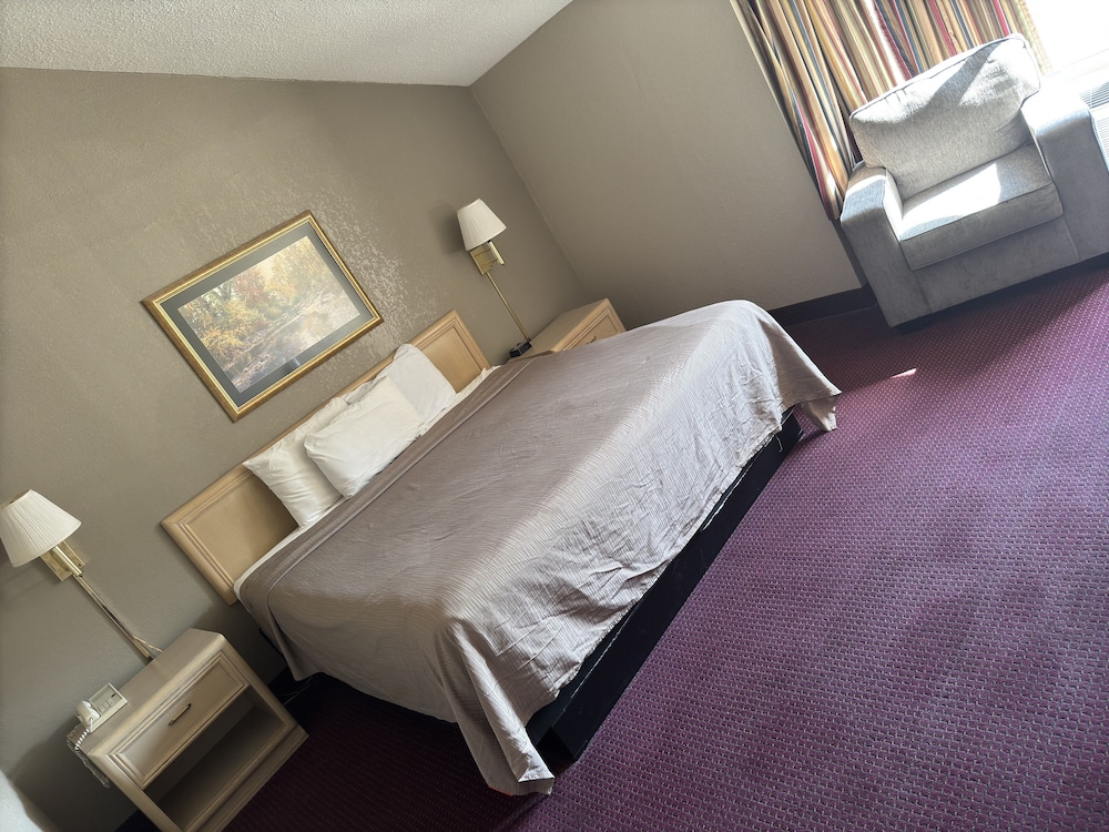 DELUXE, KING BED, JETTED TUB