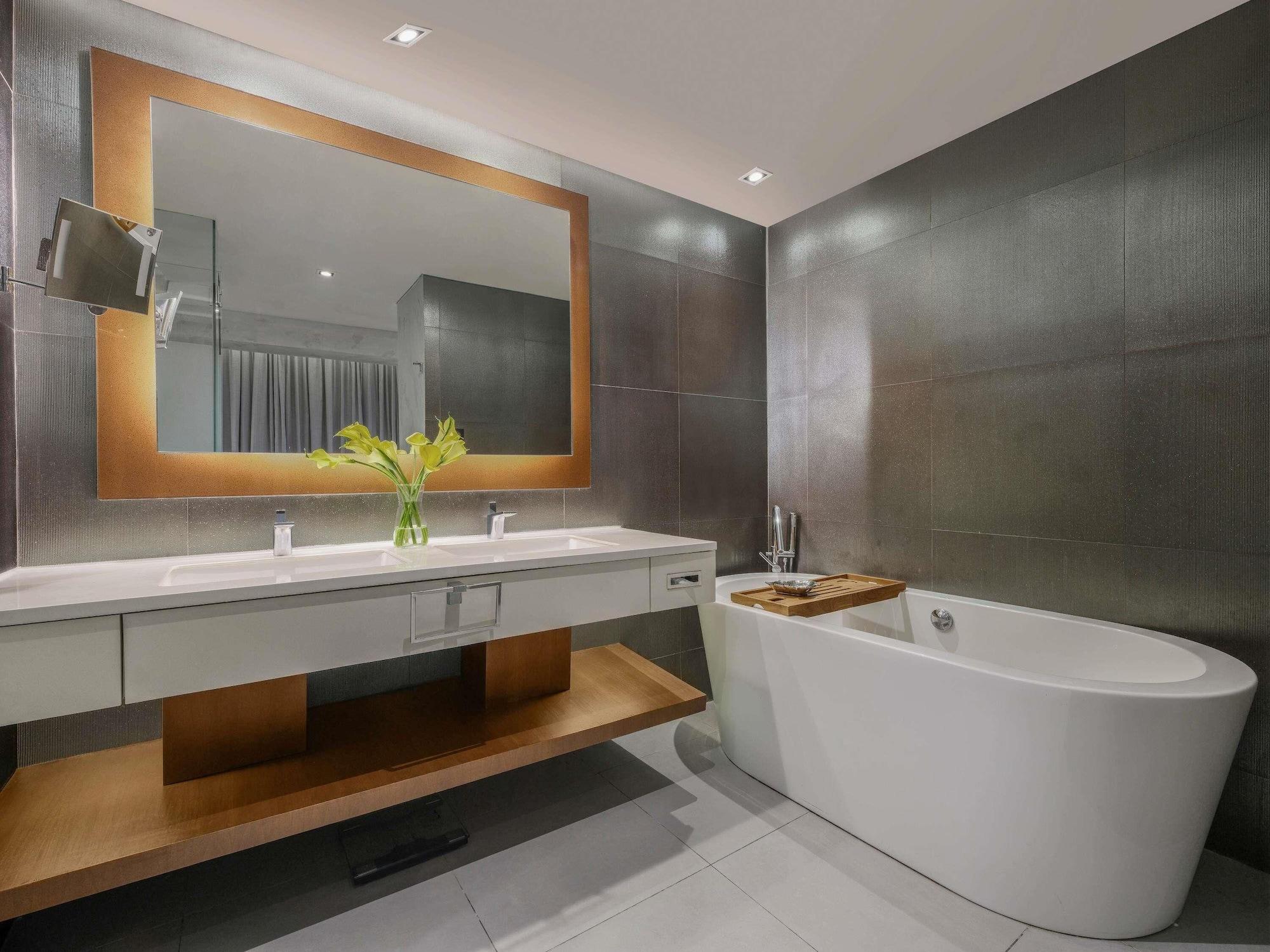 Pullman, Premium, Studio, Suite, King Bed, Central Park View, Sofa، Pullman Jakarta Central Park 5/5