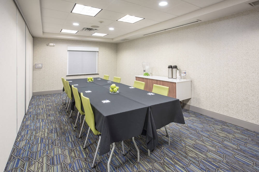 Holiday Inn Express Kansas City - At The Legends 53/60