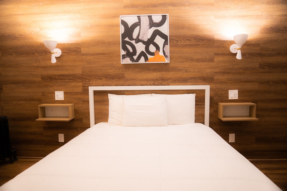 STANDARD, QUEEN BED, PRIVATE BATHROOM