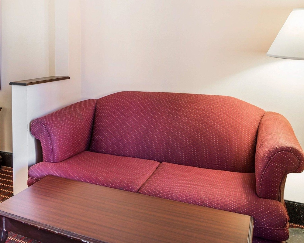Econo Lodge Mc Donough 25/33