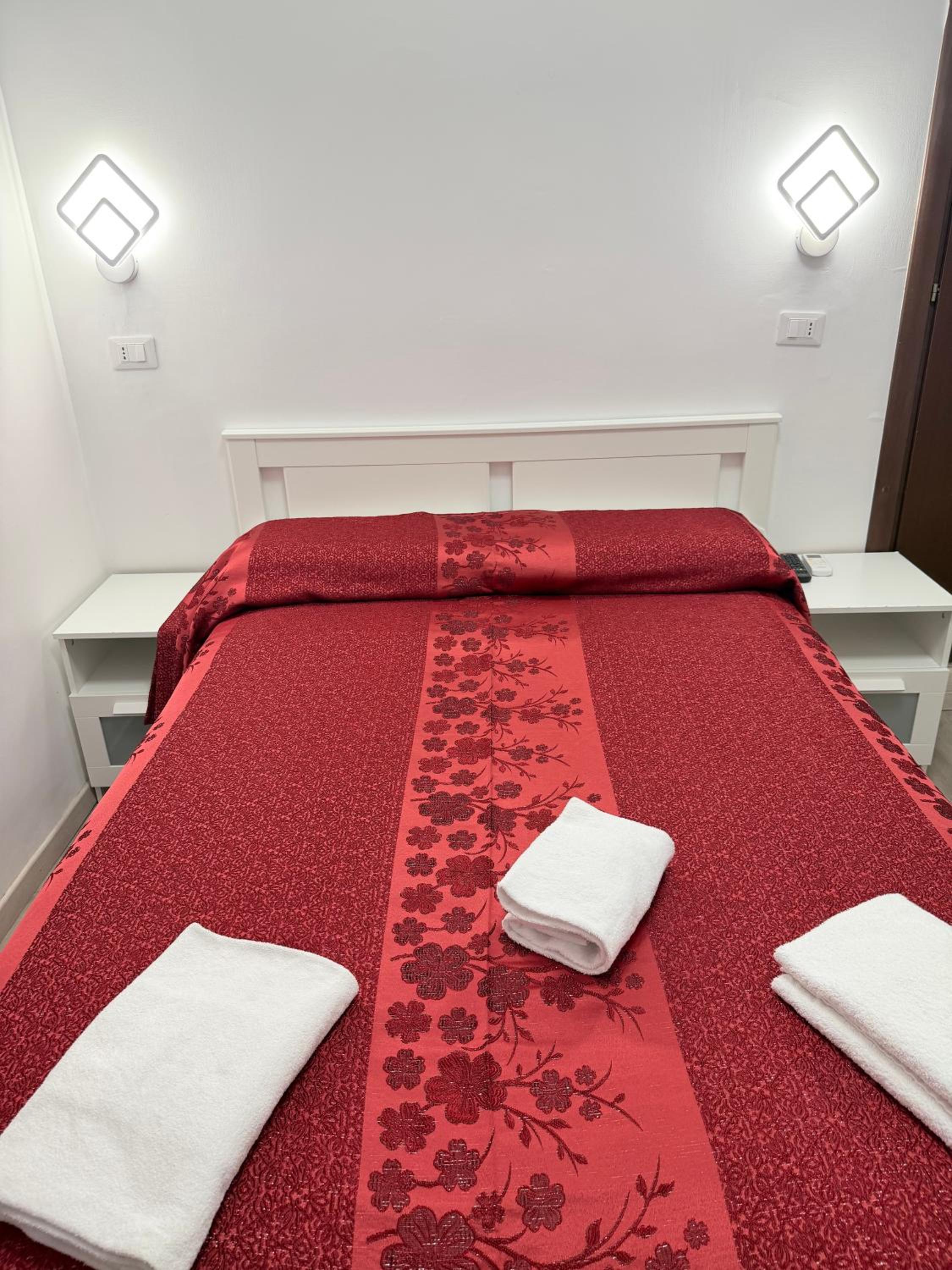 ROOM, SINGLE