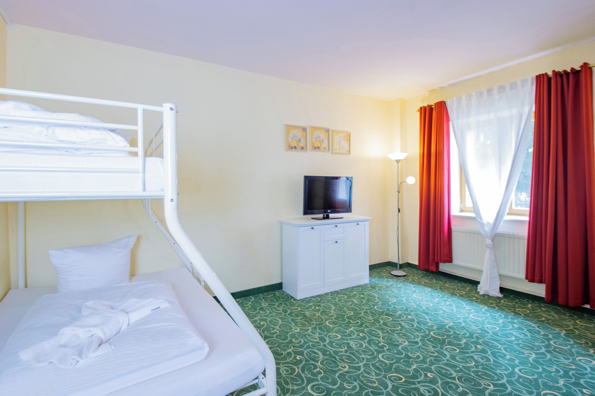 Room, Quadruple, Queen and Twin Beds