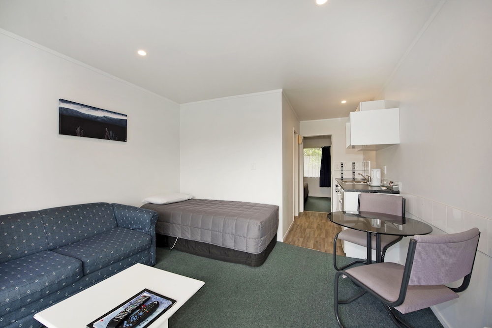 Camellia Court Motel 12/24