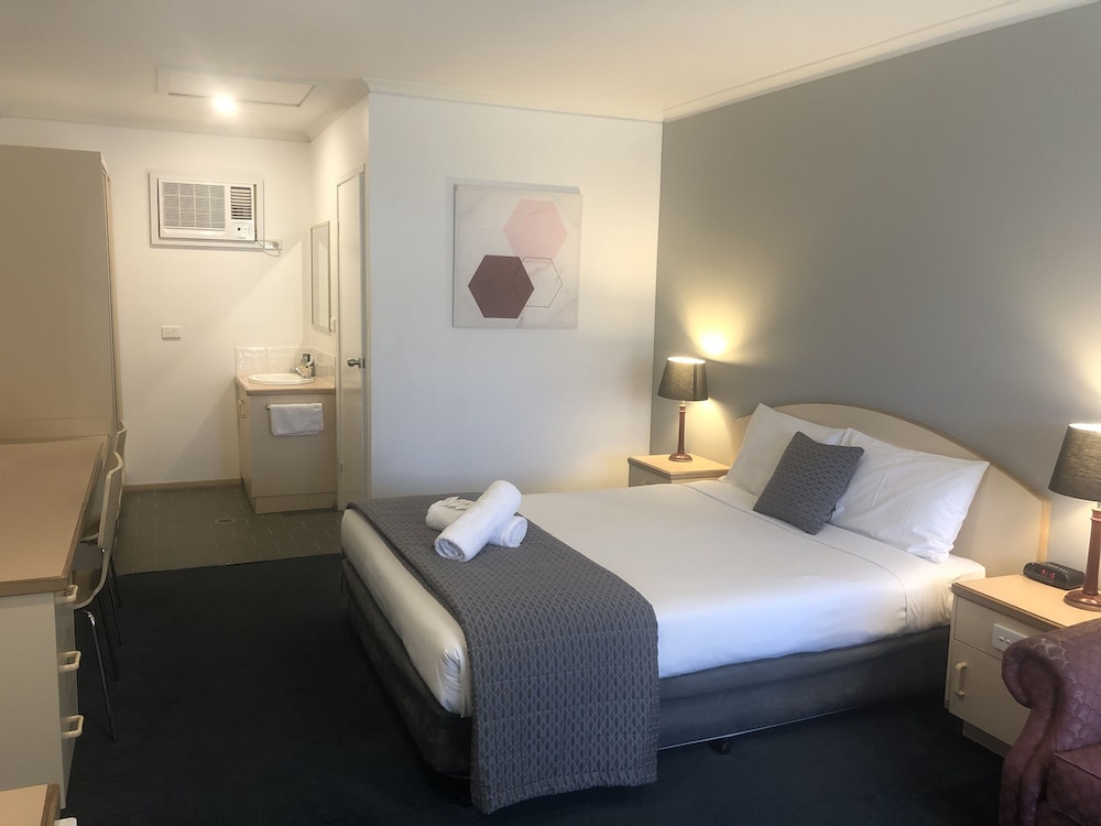 Capricorn Motor Inn 16/55