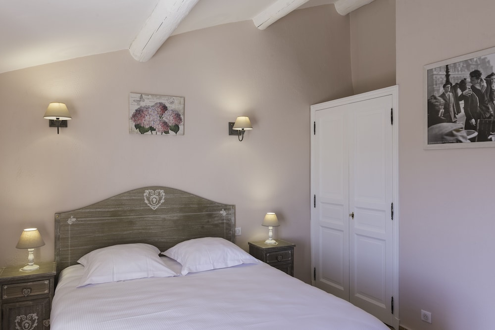 Superior, Queen Bed, City View, Executive Level