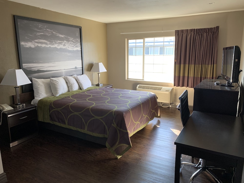 STANDARD, QUEEN BED