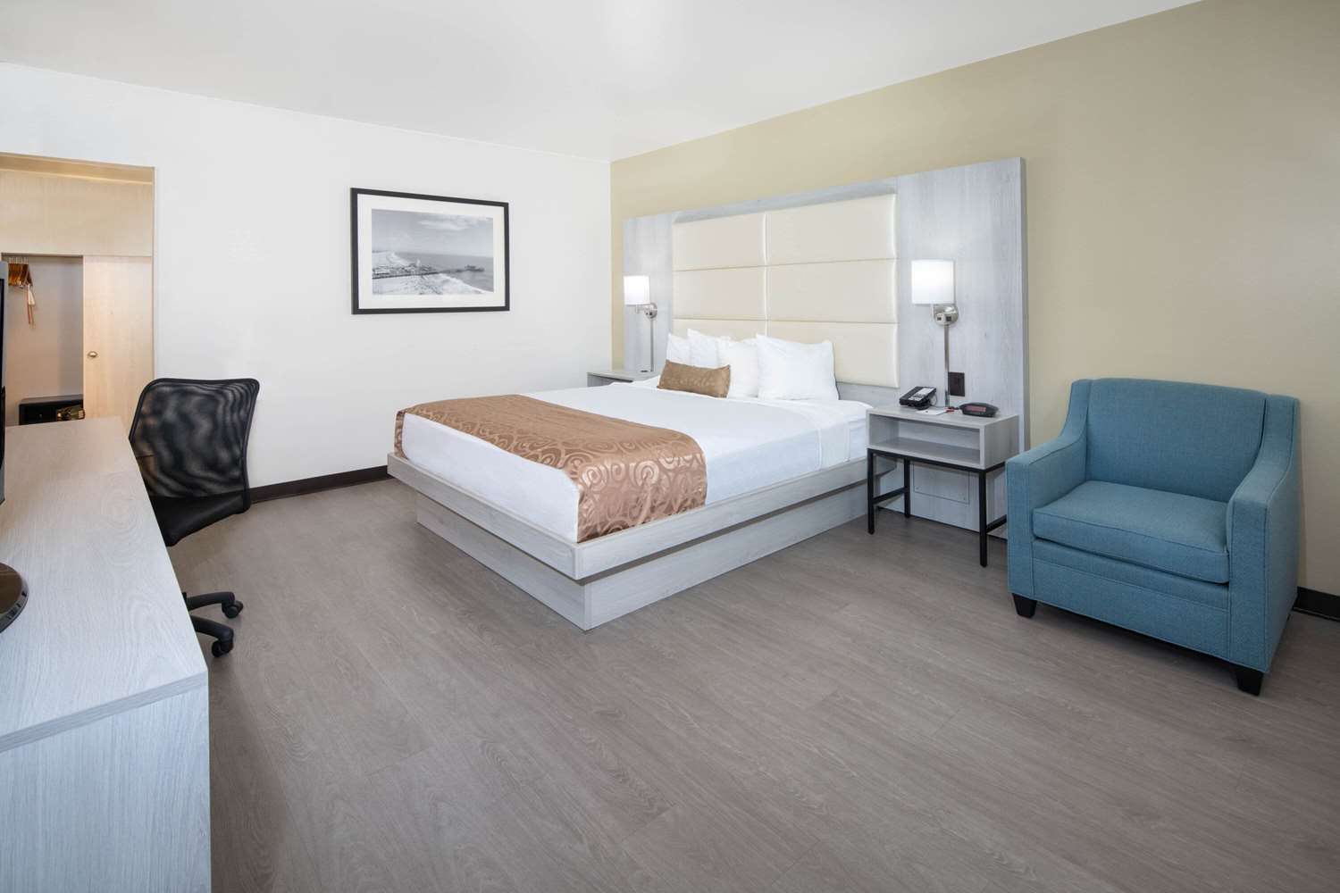Ramada by Wyndham Burbank Airport 12/51