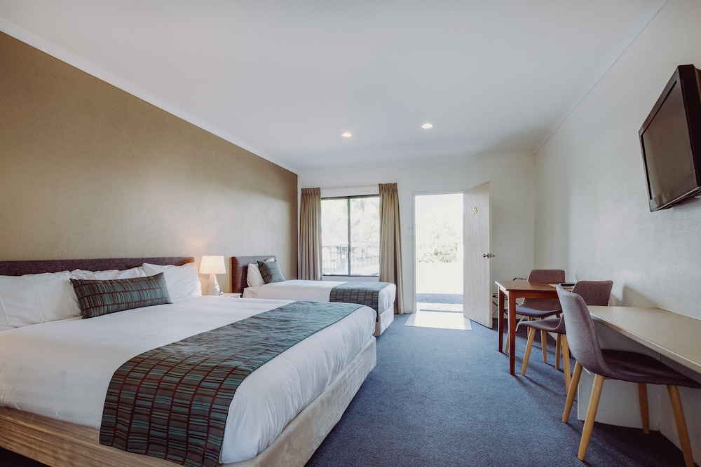 ARTESIAN SPA MOTEL 7/48