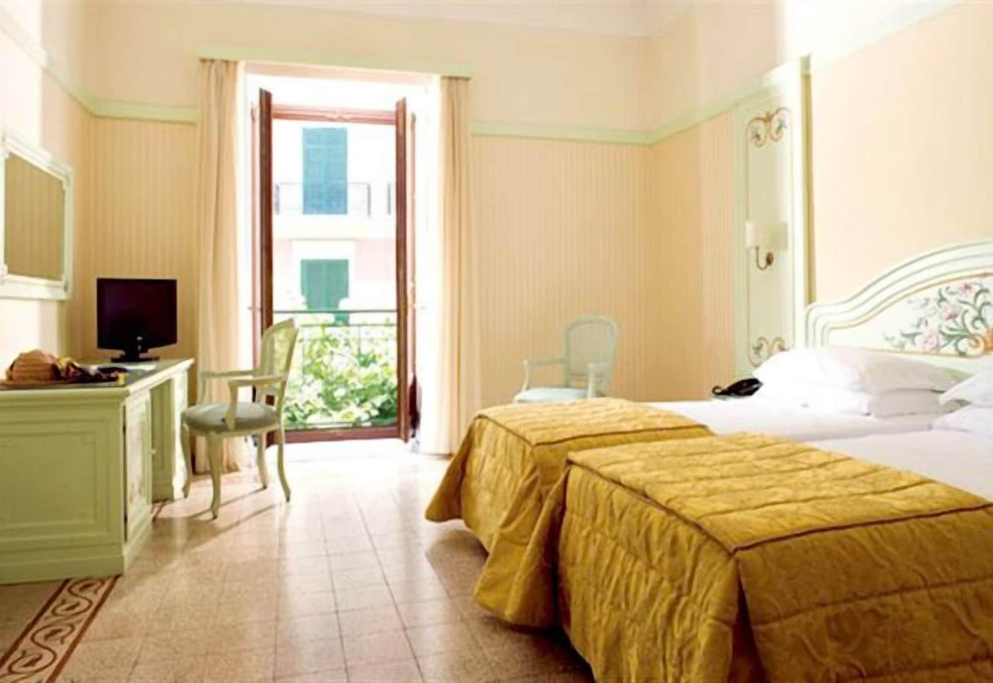 غرفة سوبيريور بسرير مزدوج بإطلالة جزئية على البحر، Grand Hotel Europa Palace 2/3