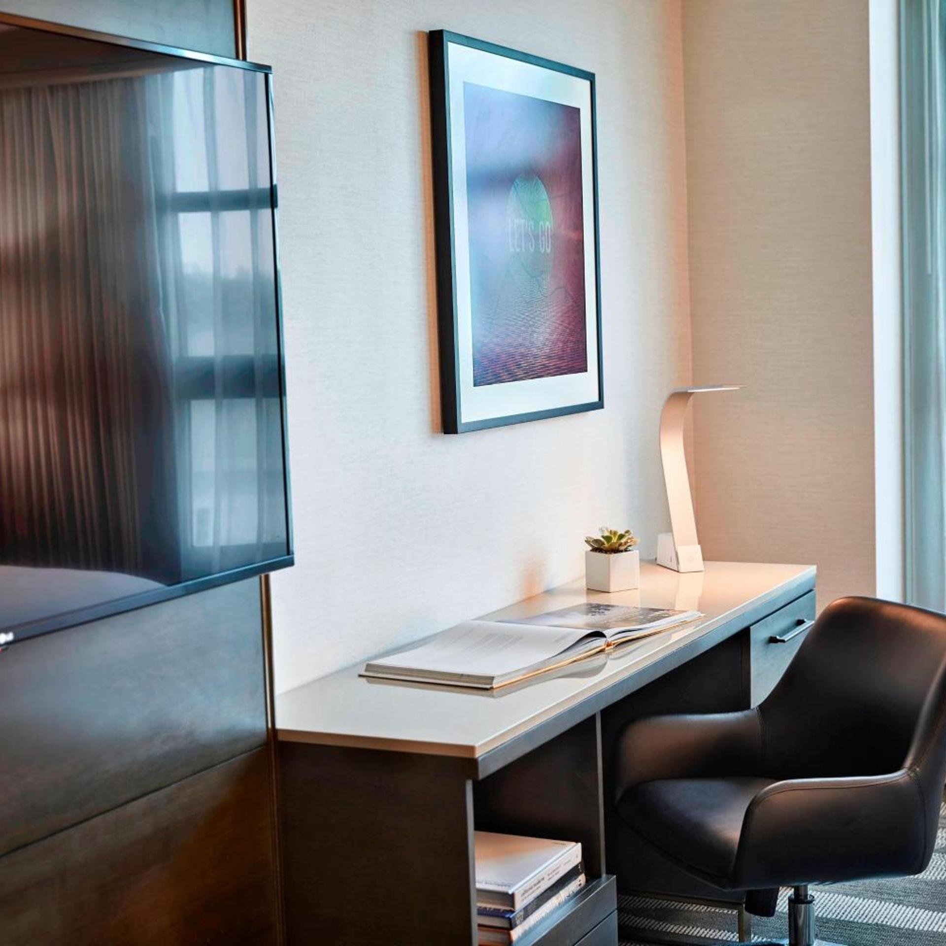 غرفة بسرير كينج بحوض استحمام لذوي الإعاقة، Renaissance Los Angeles Airport Hotel 9/10