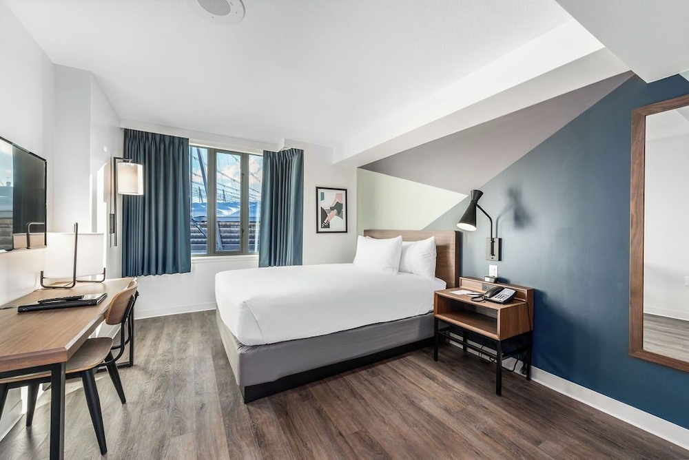 SUPERIOR, KING BED, PRIVATE BATHROOM