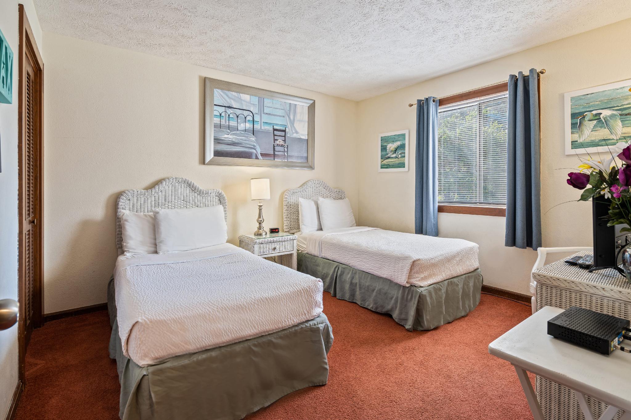 2 Bedrooms, Condo
