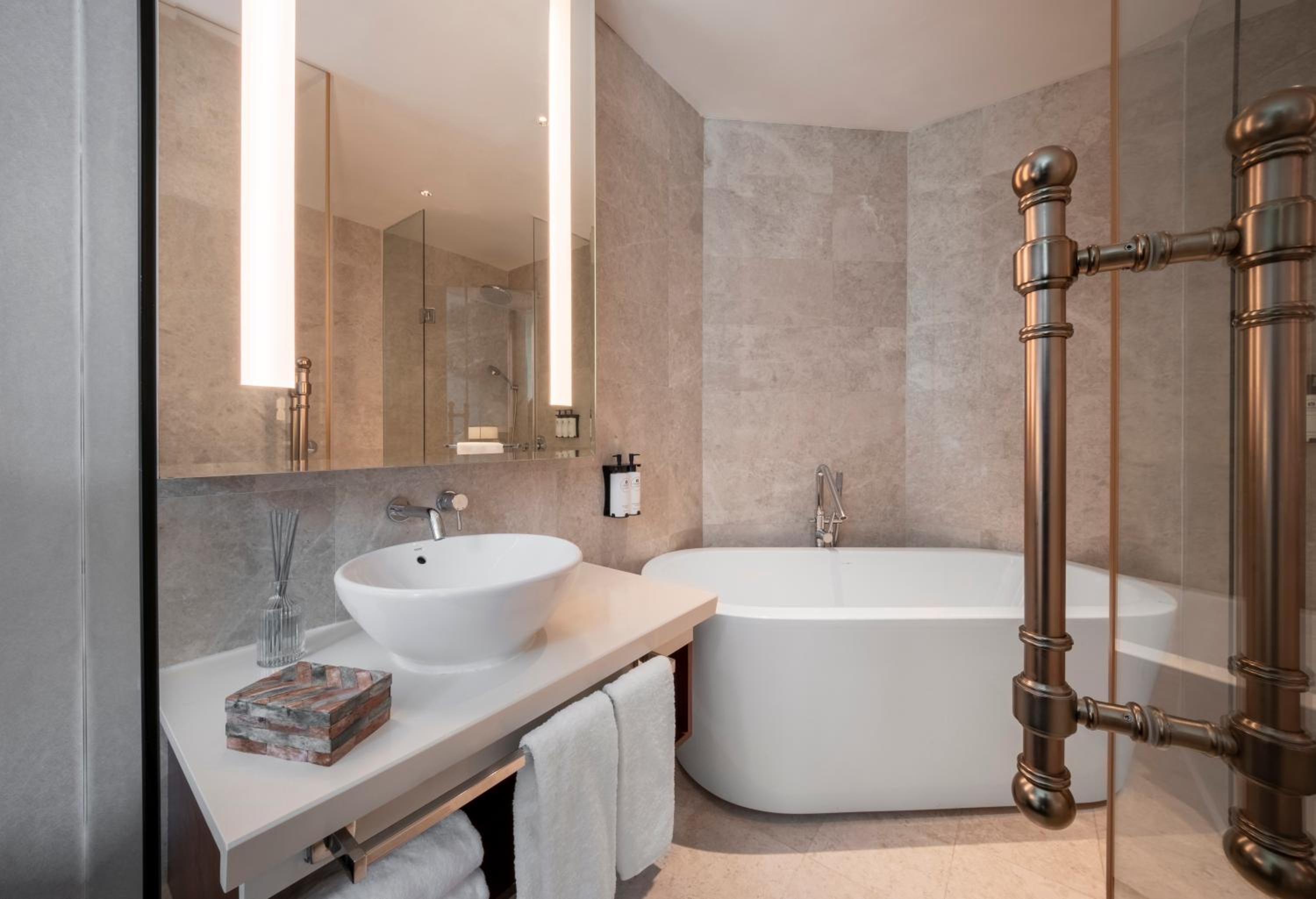 Suite, King Bed, Novotel Singapore Robertson Quay 6/7
