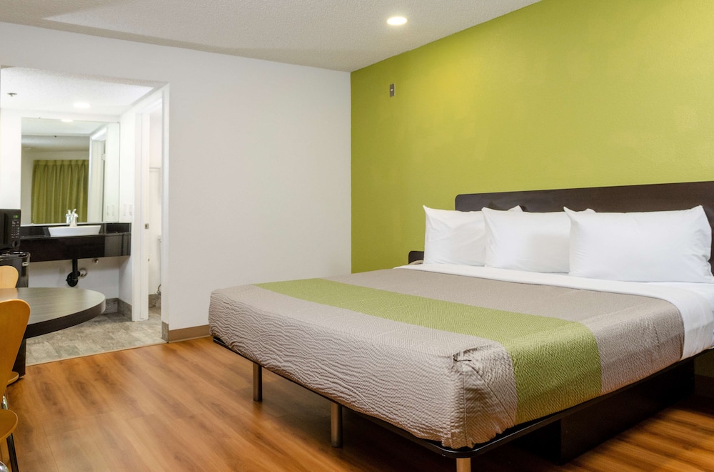 DELUXE, SUITE, KING BED, KITCHENETTE