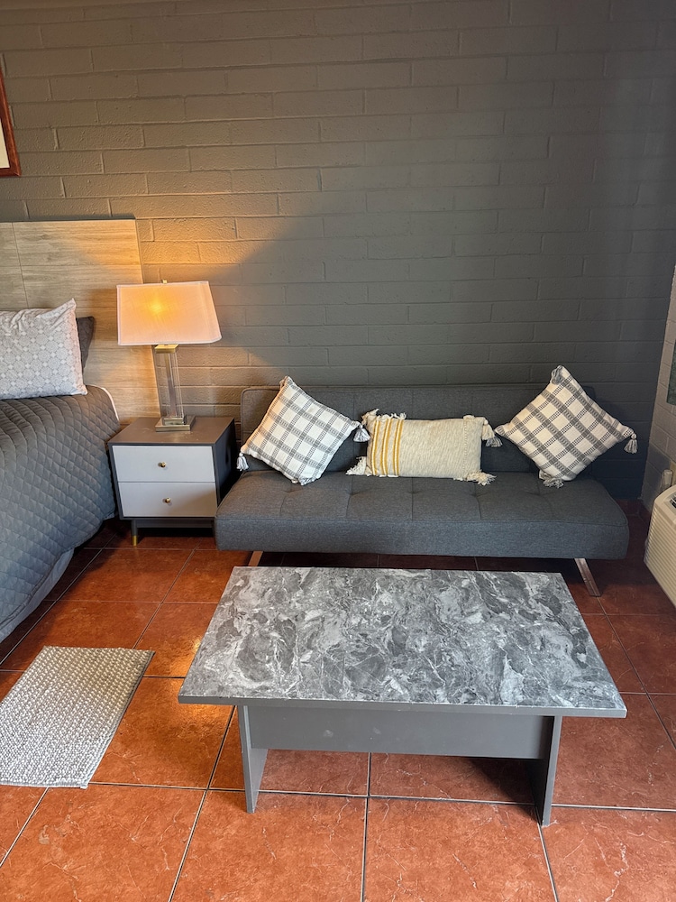 Rawls Motel Near Phoenix Airport 23/50